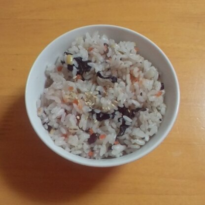 こんばんは＾＾
雑穀米で作りました♪鮭もわかめもご飯にピッタリの組み合わせで美味しく食べれました（＾ｕ＾）
ご馳走様でした～